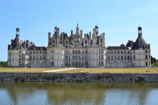 the Château de Chambord, a must-see in the Loire by bike
