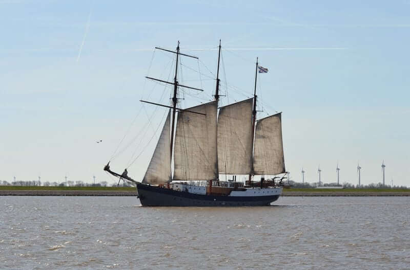 Bike and boat on the Wadden Sea - Leafde fan Fryslân