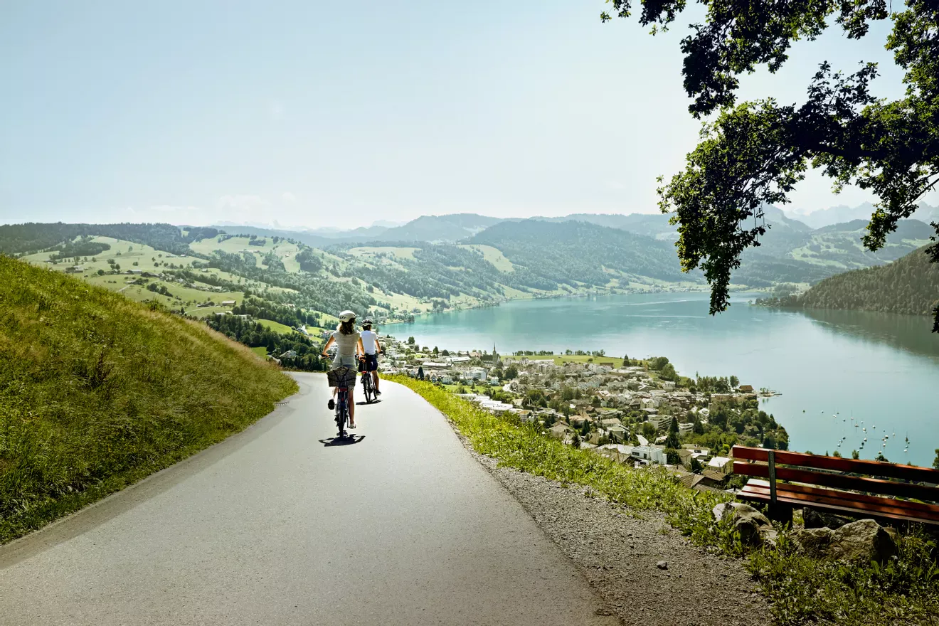 Switzerland by bike, an experience in the heart of lakes, mountains and typical Swiss villages